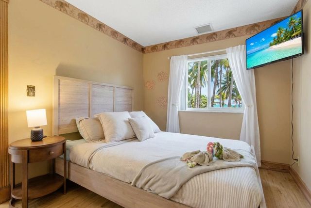 1905 Meadow Court, Palm Springs, FL 33406