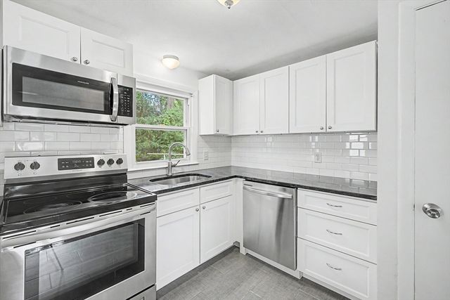 9 Moss Rd, Springfield, MA 01119