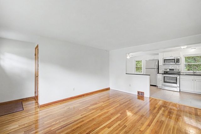 9 Moss Rd, Springfield, MA 01119