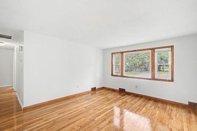9 Moss Rd, Springfield, MA 01119