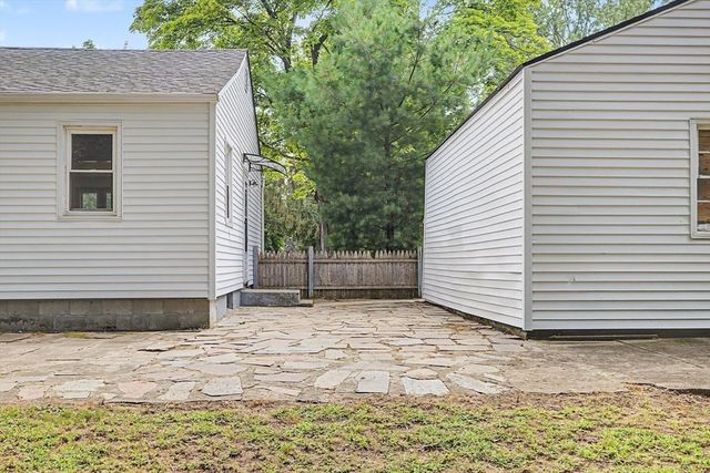 9 Moss Rd, Springfield, MA 01119