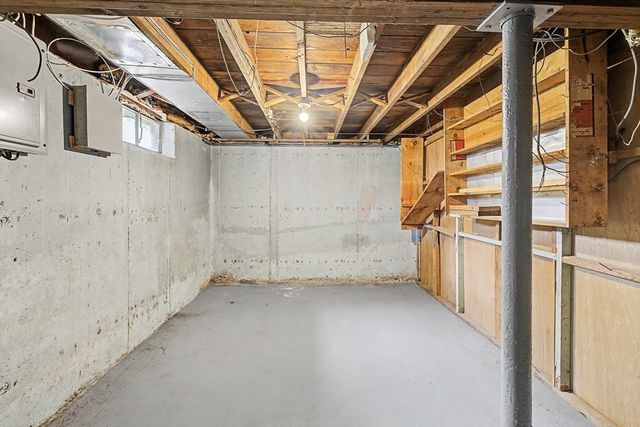 9 Moss Rd, Springfield, MA 01119