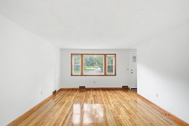 9 Moss Rd, Springfield, MA 01119