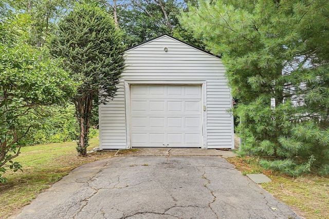 9 Moss Rd, Springfield, MA 01119