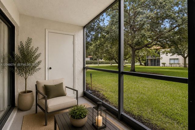 359 Lakeview Drive 102, Weston, FL 33326