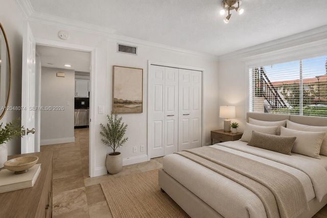 359 Lakeview Drive 102, Weston, FL 33326