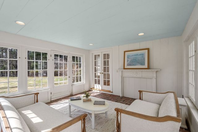 85 Strawberry Hill St, Dover, MA 02030