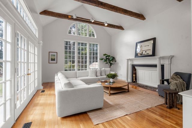 85 Strawberry Hill St, Dover, MA 02030