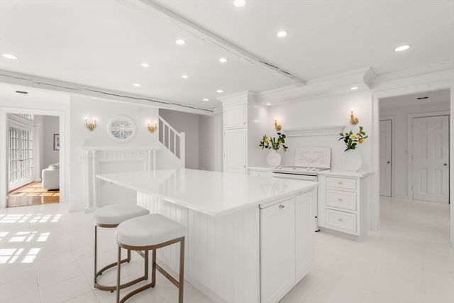 85 Strawberry Hill St, Dover, MA 02030