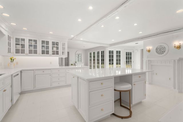 85 Strawberry Hill St, Dover, MA 02030