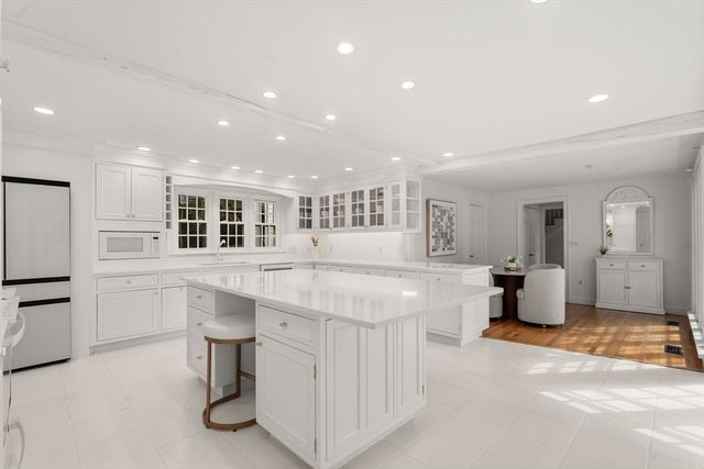 85 Strawberry Hill St, Dover, MA 02030