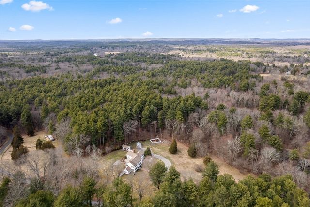 85 Strawberry Hill St, Dover, MA 02030