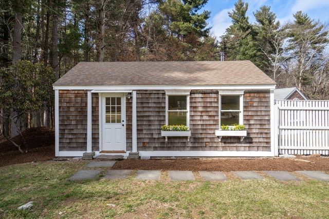 85 Strawberry Hill St, Dover, MA 02030