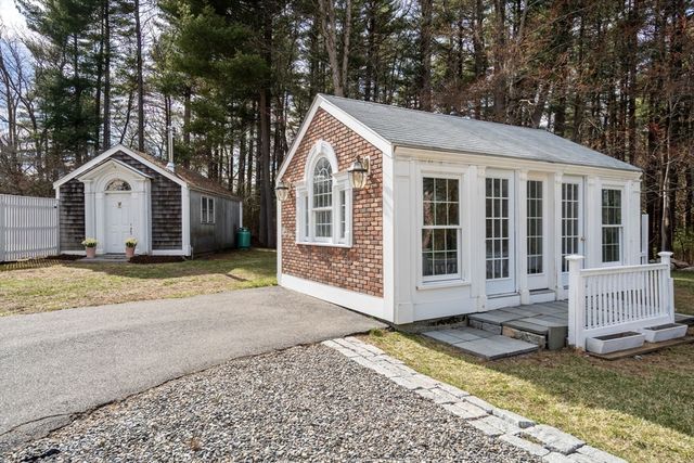 85 Strawberry Hill St, Dover, MA 02030