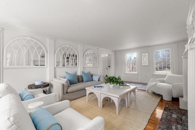 85 Strawberry Hill St, Dover, MA 02030