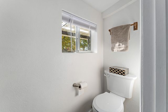 2080 College Way, Medford, OR 97504