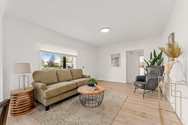 2080 College Way, Medford, OR 97504