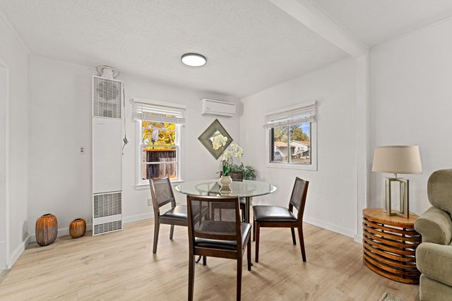 2080 College Way, Medford, OR 97504