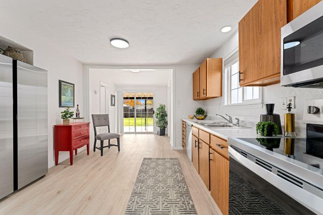 2080 College Way, Medford, OR 97504