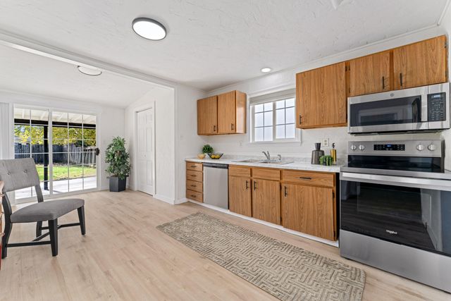 2080 College Way, Medford, OR 97504