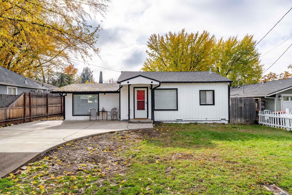 2080 College Way, Medford, OR 97504