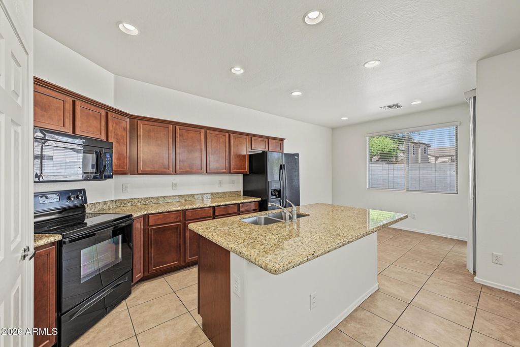 18190 W IVY Lane, Surprise, AZ 85388 — photo 3