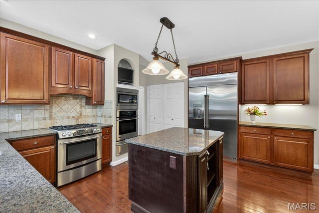 482 Pine Hollow Court, Ballwin, MO 63021
