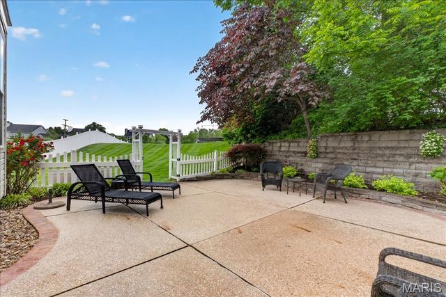 482 Pine Hollow Court, Ballwin, MO 63021