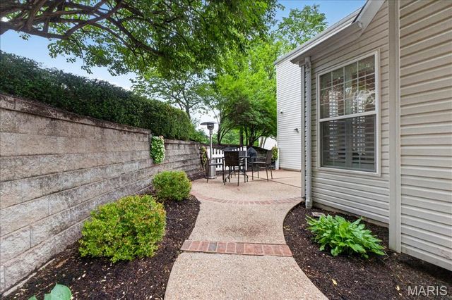 482 Pine Hollow Court, Ballwin, MO 63021