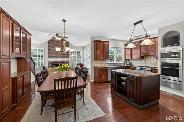 482 Pine Hollow Court, Ballwin, MO 63021