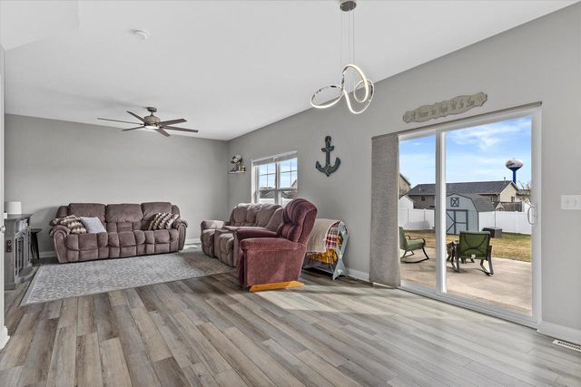 203 Linden LANE, Delavan, WI 53115