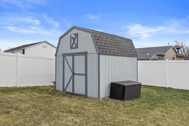 203 Linden LANE, Delavan, WI 53115