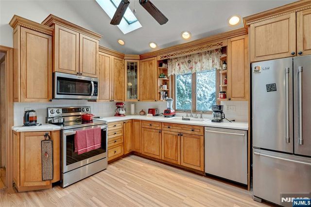 70 Skyline Drive, Oakland, NJ 07436