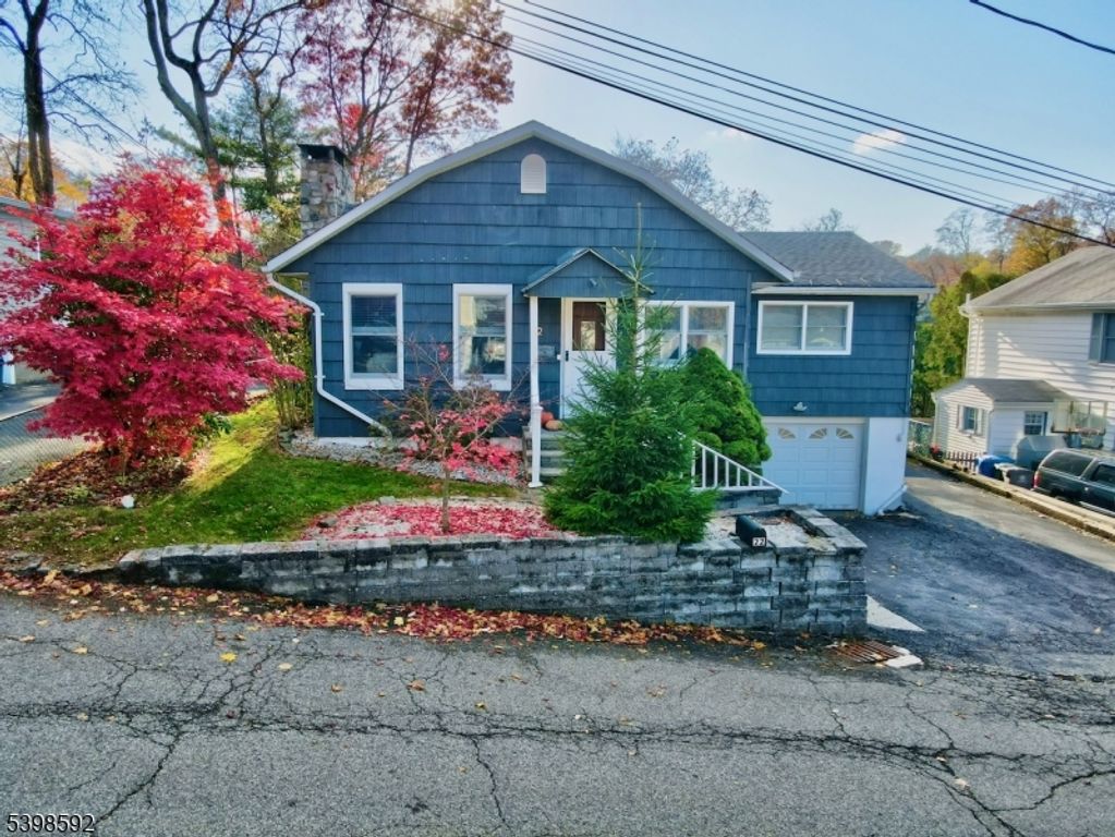 22 Innis Ave, Hopatcong Boro, NJ 07843