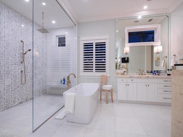 3243 Gin LN, Naples, FL 34102