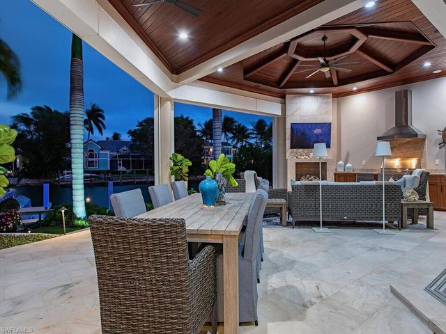 3243 Gin LN, Naples, FL 34102