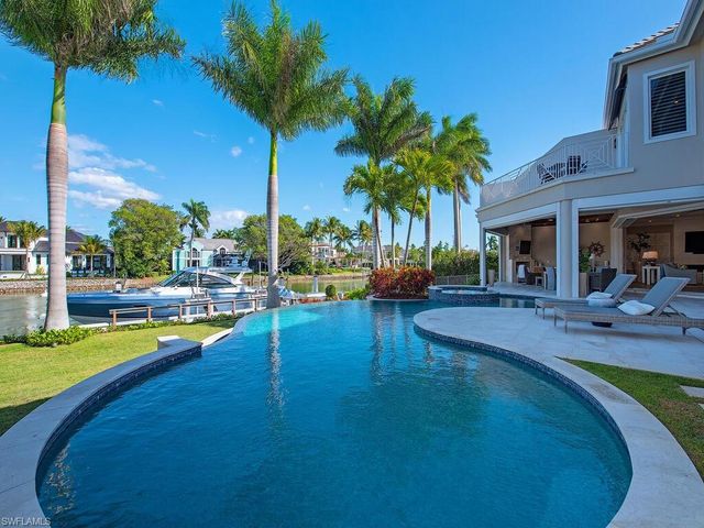 3243 Gin LN, Naples, FL 34102