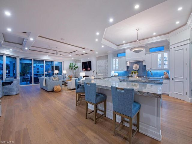 3243 Gin LN, Naples, FL 34102