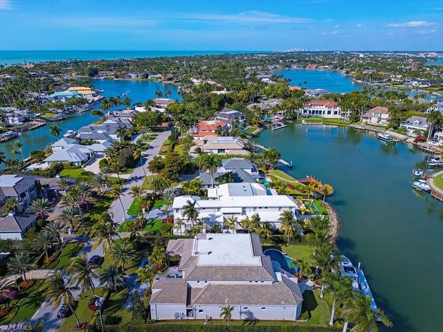 3243 Gin LN, Naples, FL 34102