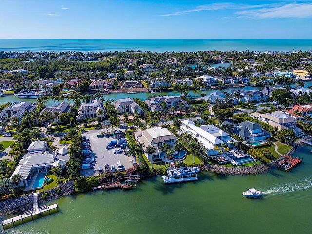 3243 Gin LN, Naples, FL 34102