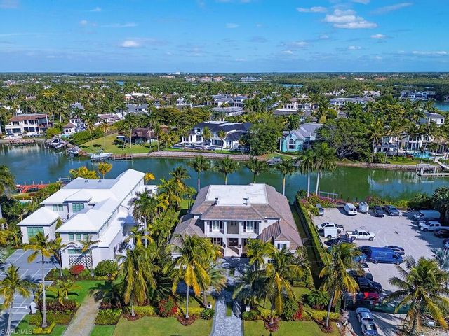 3243 Gin LN, Naples, FL 34102