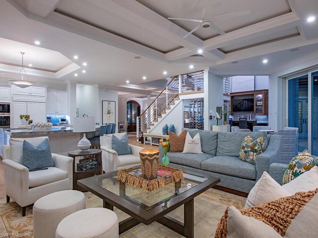 3243 Gin LN, Naples, FL 34102