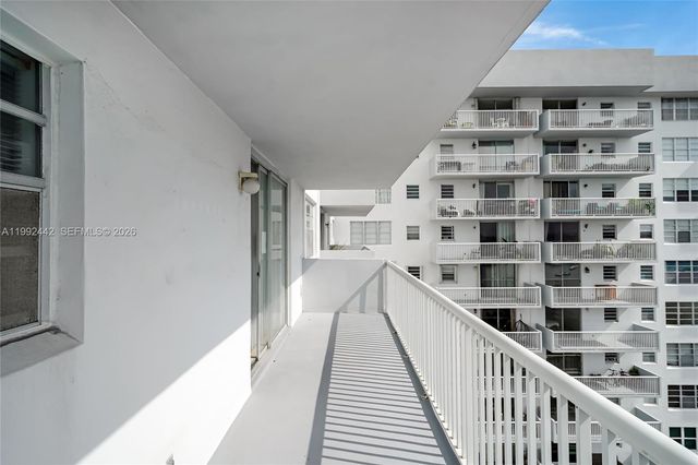 137 Golden Isles Dr 1214, Hallandale Beach, FL 33009