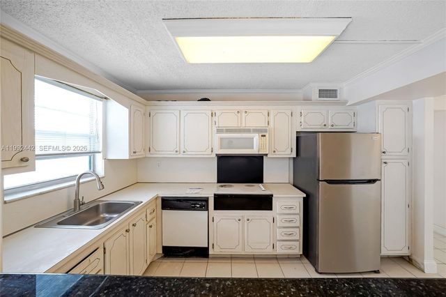 137 Golden Isles Dr 1214, Hallandale Beach, FL 33009