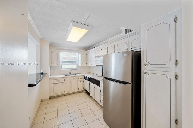 137 Golden Isles Dr 1214, Hallandale Beach, FL 33009