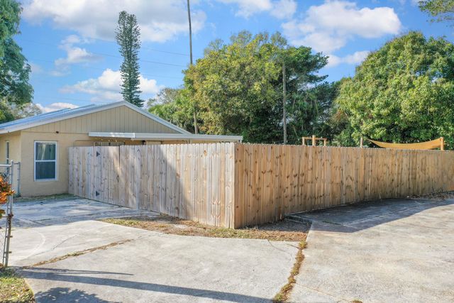 1002 Avenue E E, Fort Pierce, FL 34950