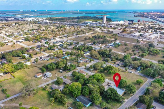 1002 Avenue E E, Fort Pierce, FL 34950