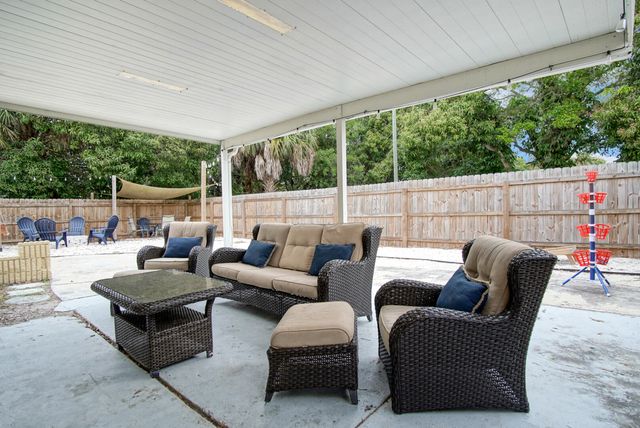 1002 Avenue E E, Fort Pierce, FL 34950