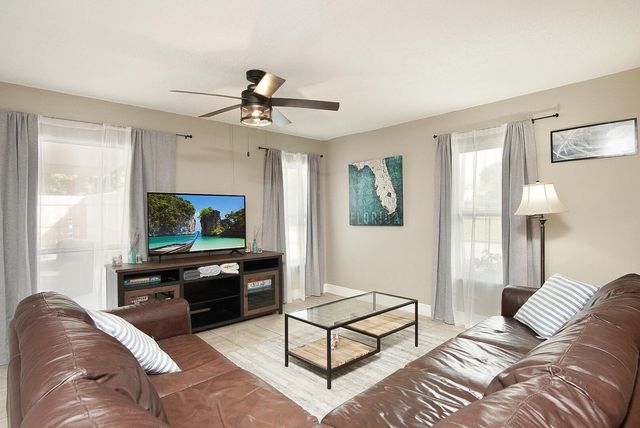 1002 Avenue E E, Fort Pierce, FL 34950