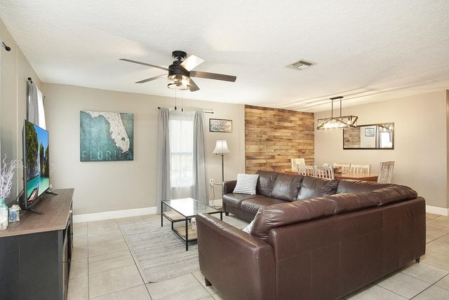 1002 Avenue E E, Fort Pierce, FL 34950